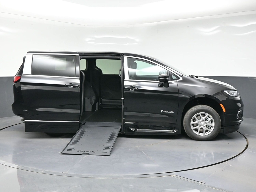 Black Chrysler Pacifica image number 7