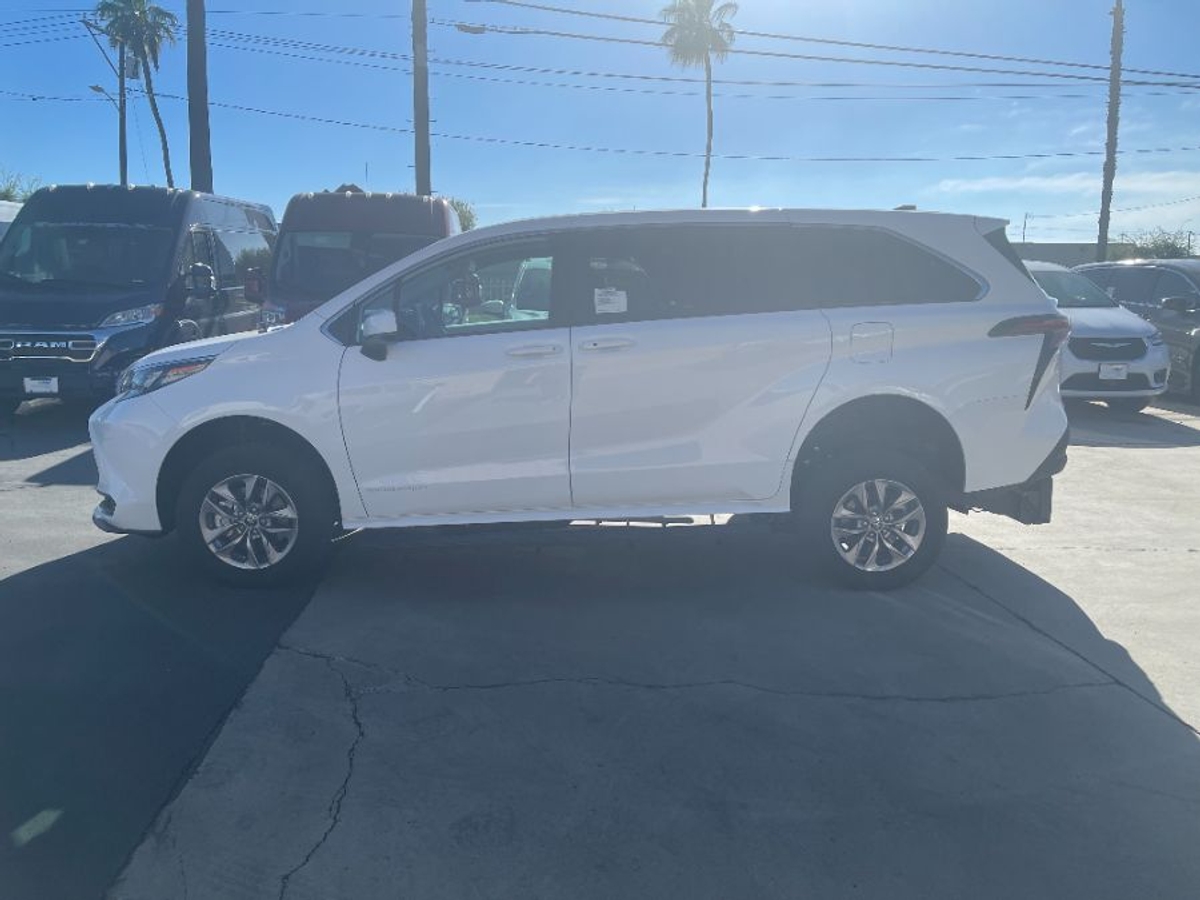 White Toyota Sienna image number 10