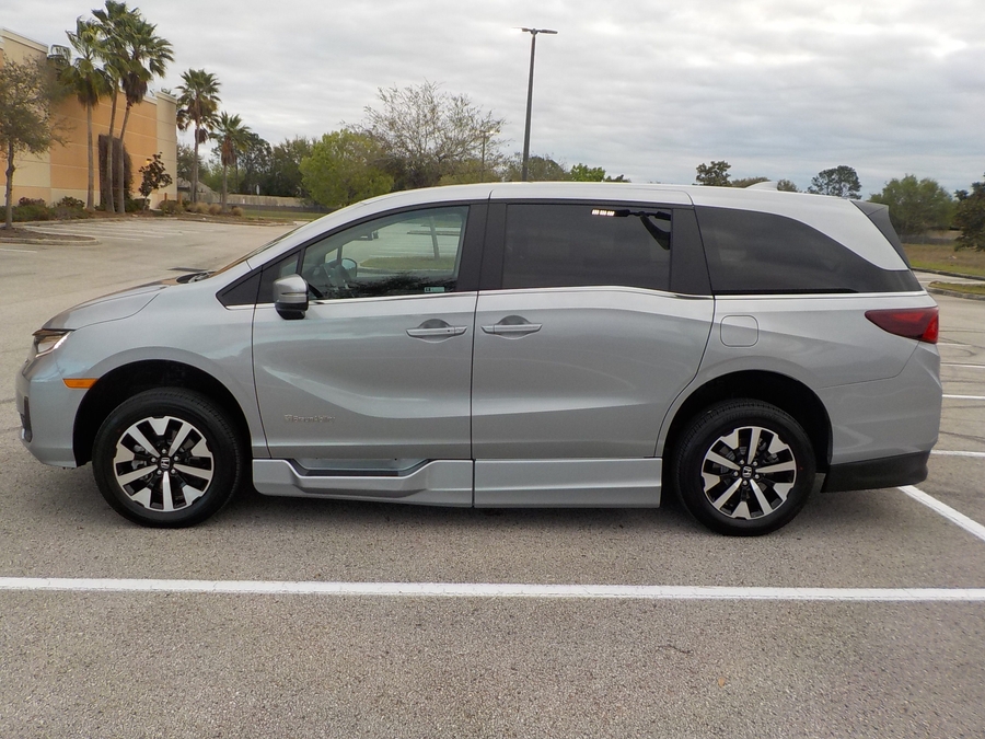 Silver Honda Odyssey image number 26
