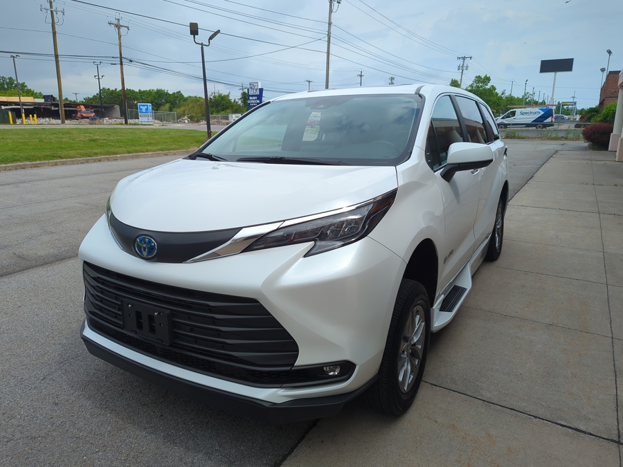 Used 2025 Toyota Sienna Hybrid XLE - BraunAbility Side Entry In Floor Automatic Ramp
