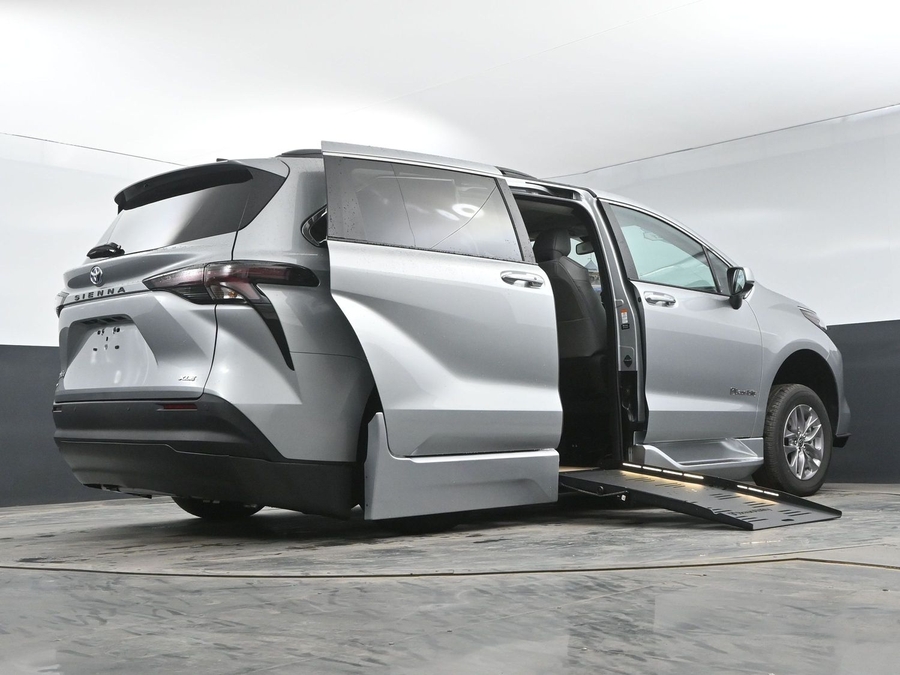 New 2025 Toyota Sienna Hybrid XLE Plus - BraunAbility Side Entry Entry Fold Out Automatic Ramp