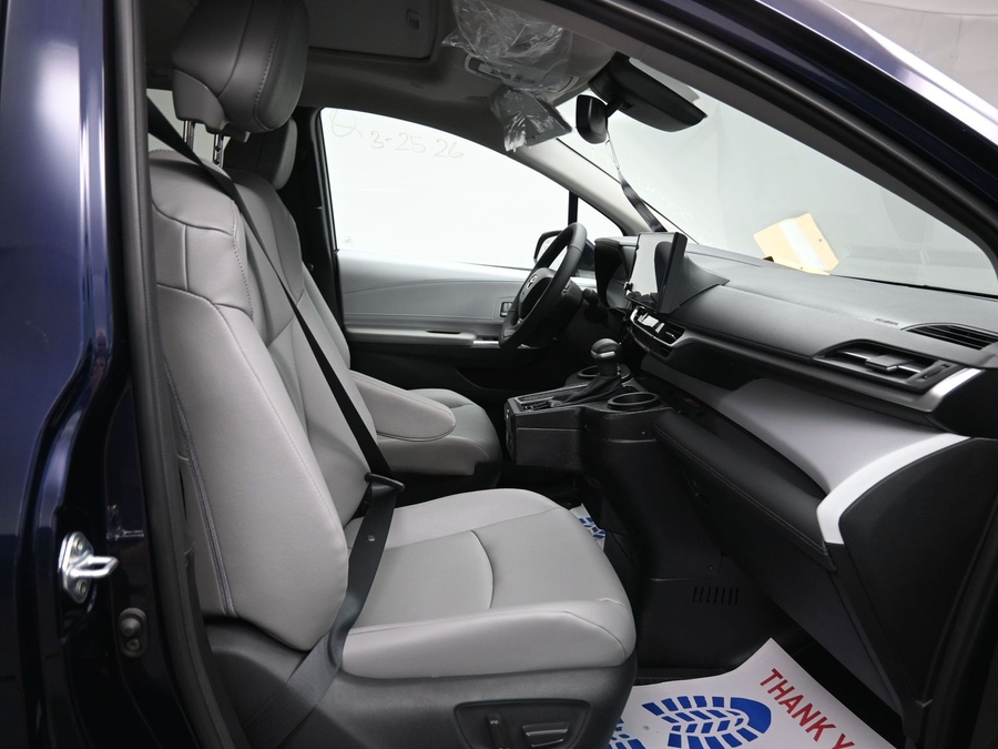 Blue Toyota Sienna image number 8