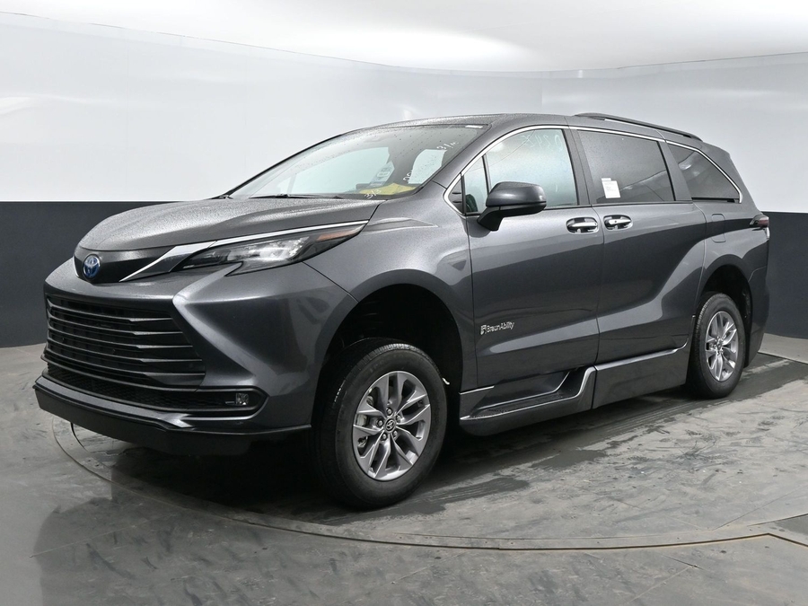 New 2025 Toyota Sienna Hybrid XLE PLUS - BraunAbility Side Entry Entry Fold Out Automatic Ramp
