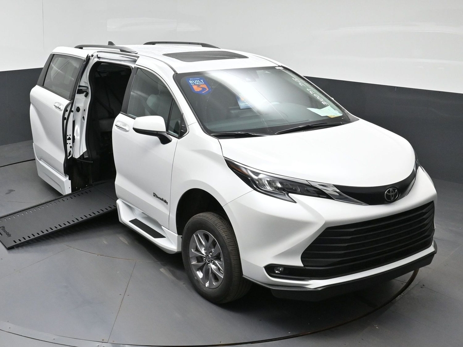 White Toyota Sienna image number 7