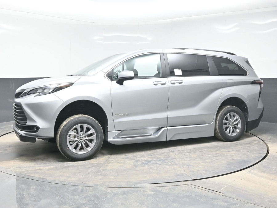 Silver Toyota Sienna image number 2