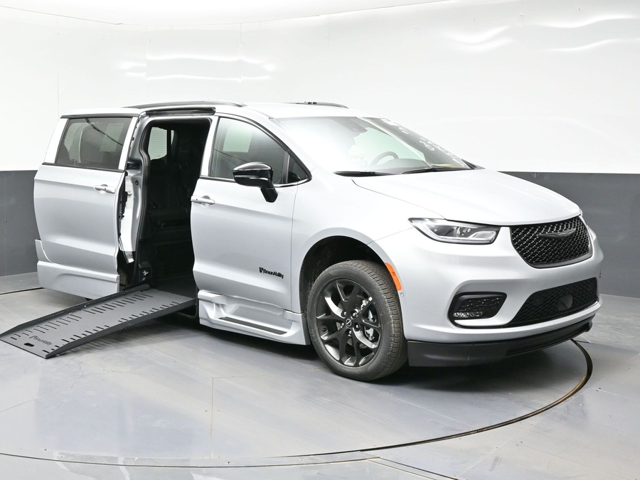 New 2026 Chrysler Pacifica Select Sport - BraunAbility Side Entry Entry Fold Out Automatic Ramp