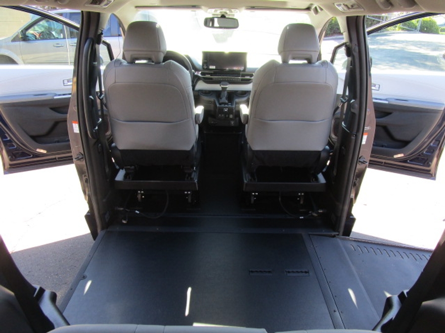 New 2025 Toyota Sienna Hybrid XLE Plus - BraunAbility Side Entry Entry In Floor Automatic Ramp