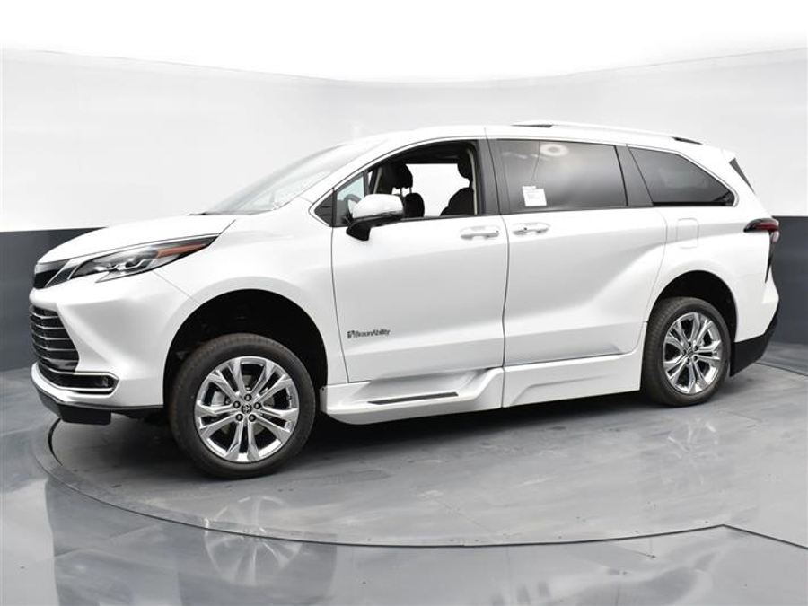 New 2025 Toyota Sienna Hybrid Platinum - BraunAbility Side Entry Entry Fold Out Automatic Ramp