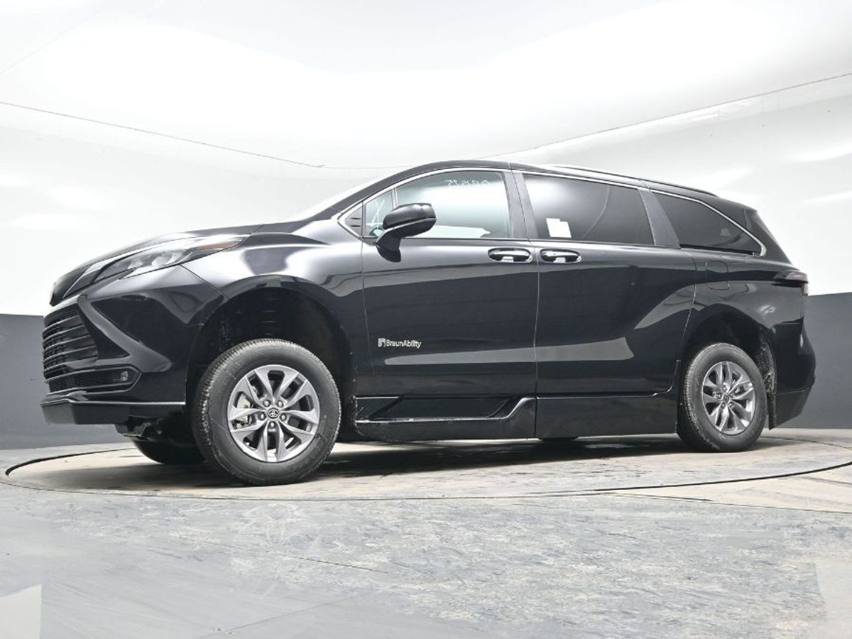 Black Toyota Sienna image number 19