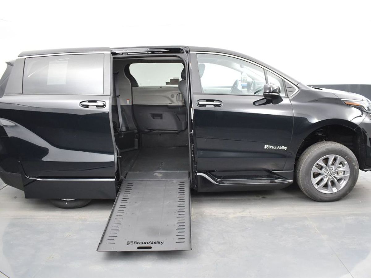 Black Toyota Sienna image number 1