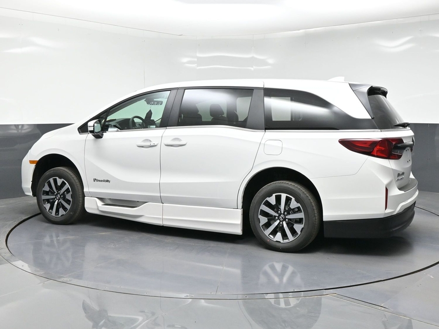White Honda Odyssey image number 2