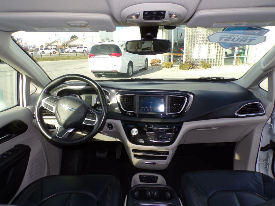 White Chrysler Pacifica image number 23