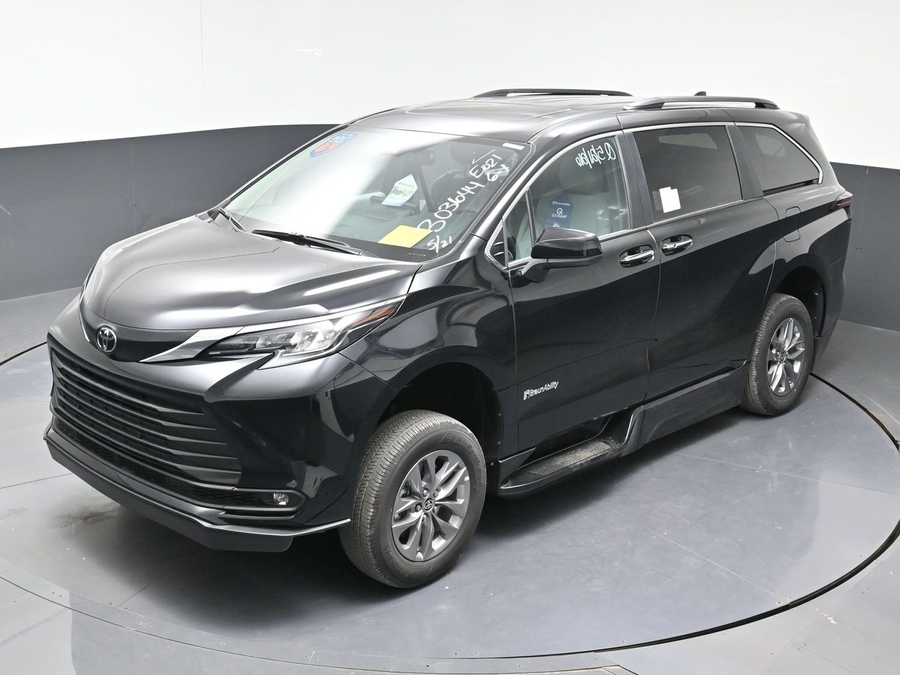 Black Toyota Sienna image number 20