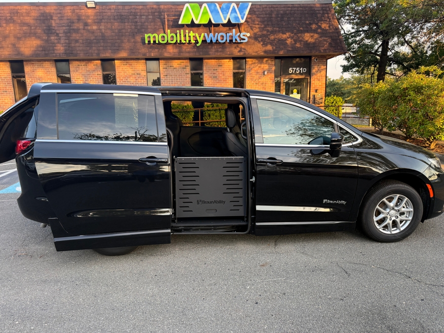 Black Chrysler Pacifica image number 2