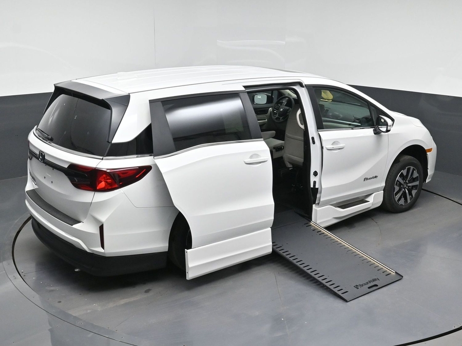 White Honda Odyssey image number 18