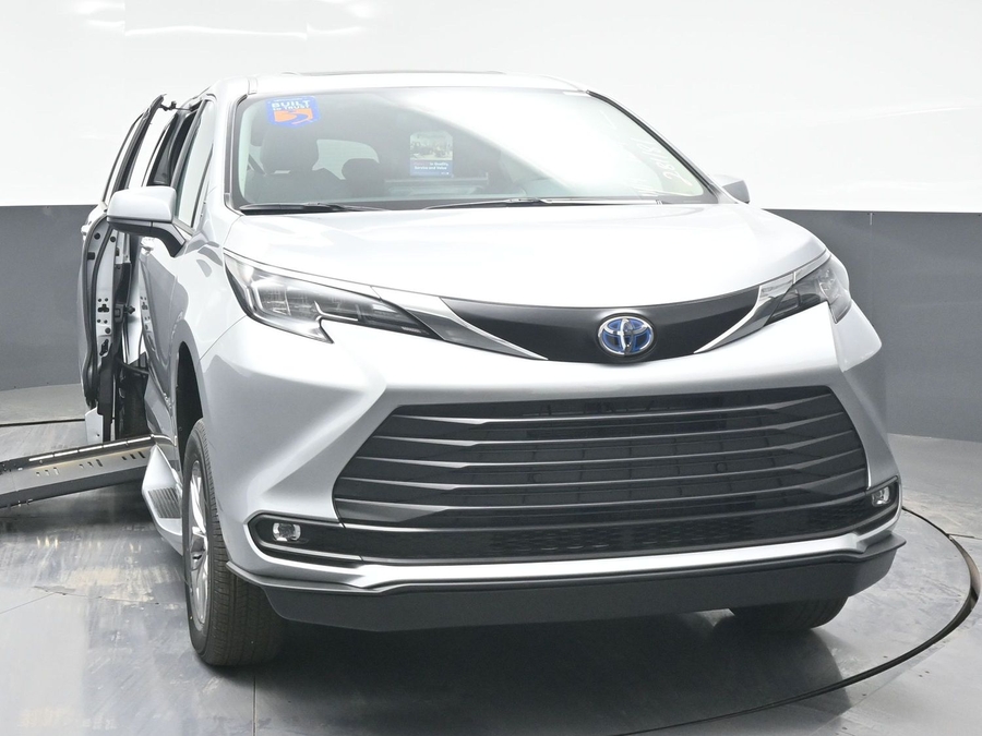 New 2025 Toyota Sienna Hybrid XLE Base - BraunAbility Side Entry Entry Fold Out Automatic Ramp