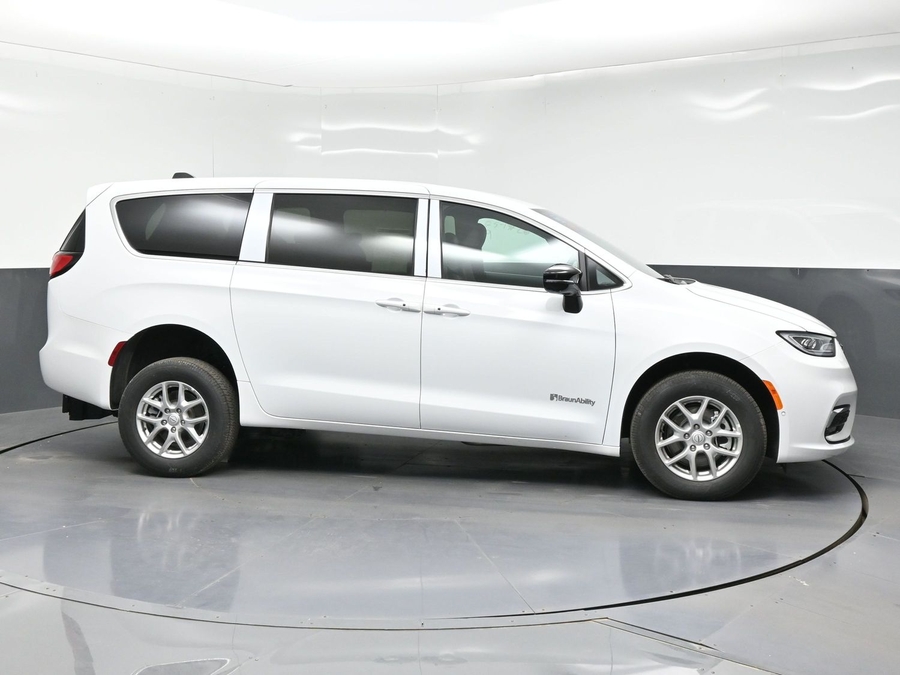 White Chrysler Pacifica image number 7
