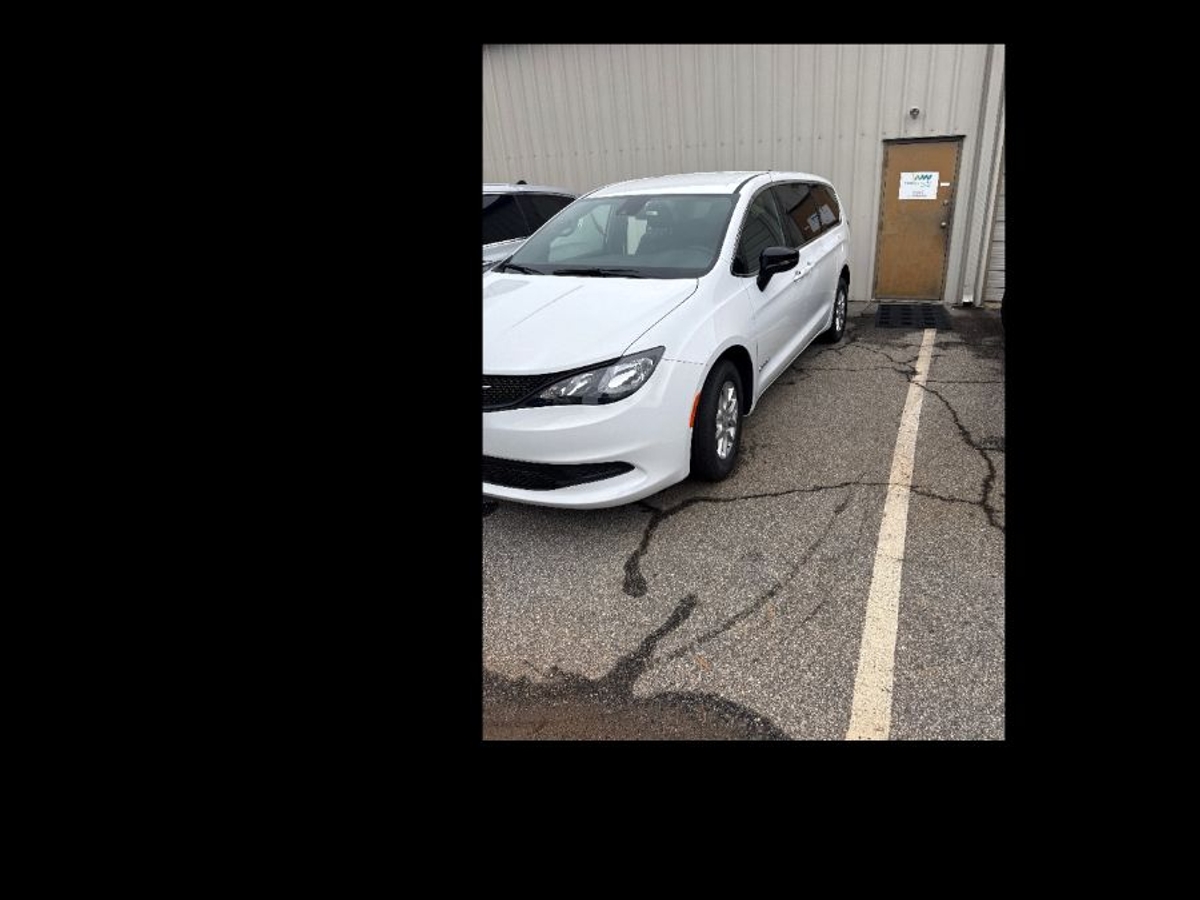 White Chrysler Voyager image number 15