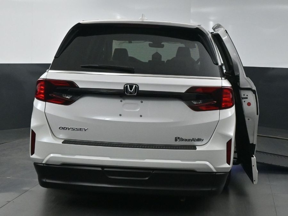 White Honda Odyssey image number 5