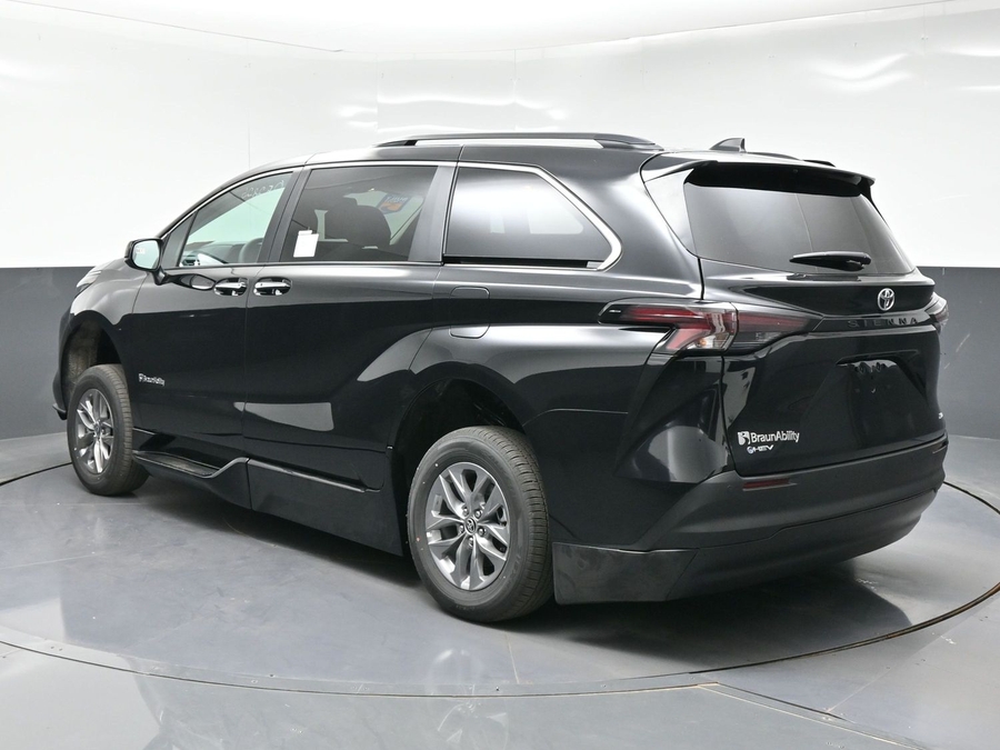 Imagen de la Toyota Sienna negra número 1