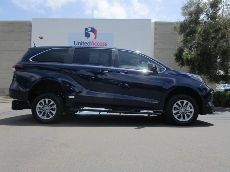New 2026 Toyota Sienna Hybrid FWD LE - Vantage Mobility Commercial Rear Entry Entry Fold Out Manual Ramp