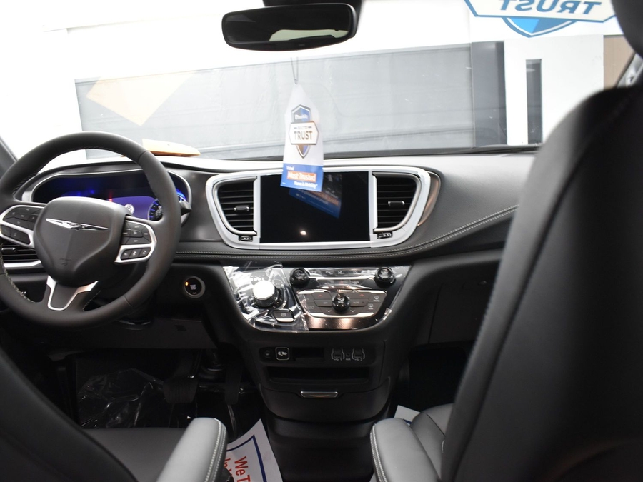 New 2025 Chrysler Pacifica Select Safety - BraunAbility Side Entry Entry Fold Out Automatic Ramp