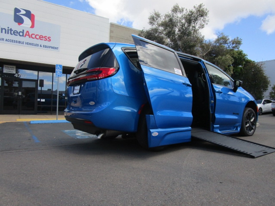 New 2026 Chrysler Pacifica Select Sport - BraunAbility Side Entry Entry In Floor Automatic Ramp