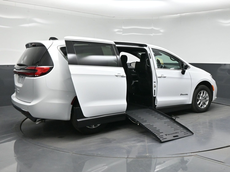 White Chrysler Pacifica image number 6