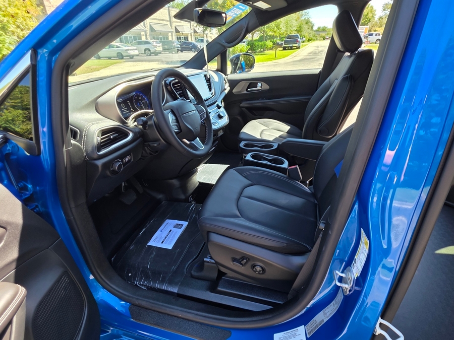 Blue Chrysler Pacifica image number 12