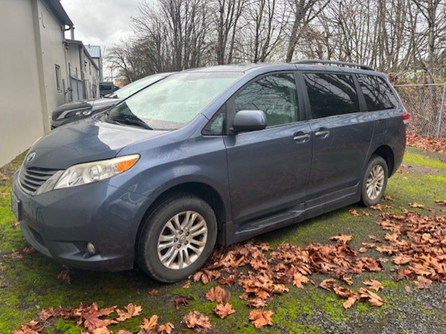 Used 2013 Toyota Sienna XLE Base - BraunAbility Side Entry Entry Fold Out Automatic Ramp