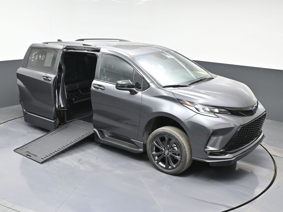 New 2025 Toyota Sienna Hybrid XSE Sport - BraunAbility Side Entry Entry In Floor Automatic Ramp