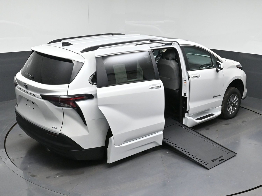 New 2026 Toyota Sienna Hybrid XLE Add - BraunAbility Side Entry In Floor Automatic Ramp