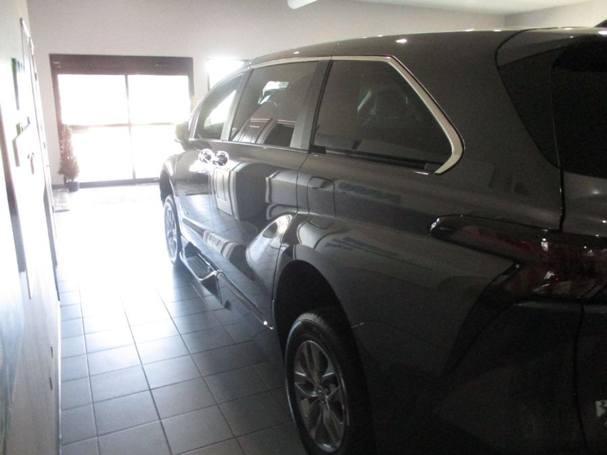 Grey Toyota Sienna image number 3