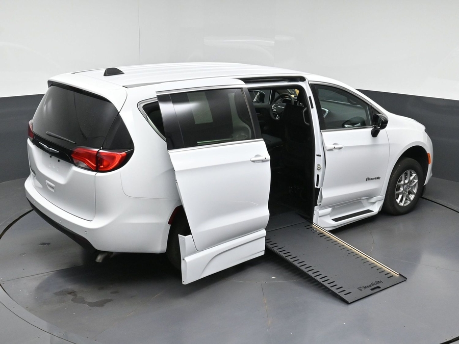 White Chrysler Voyager image number 23