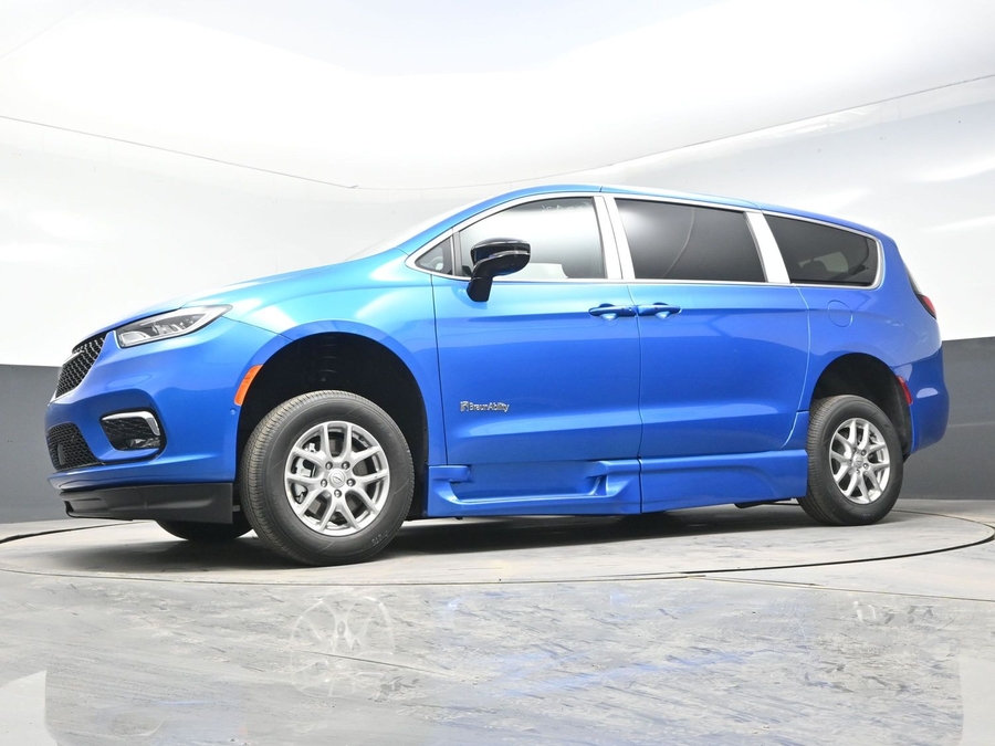 Blue Chrysler Pacifica image number 23