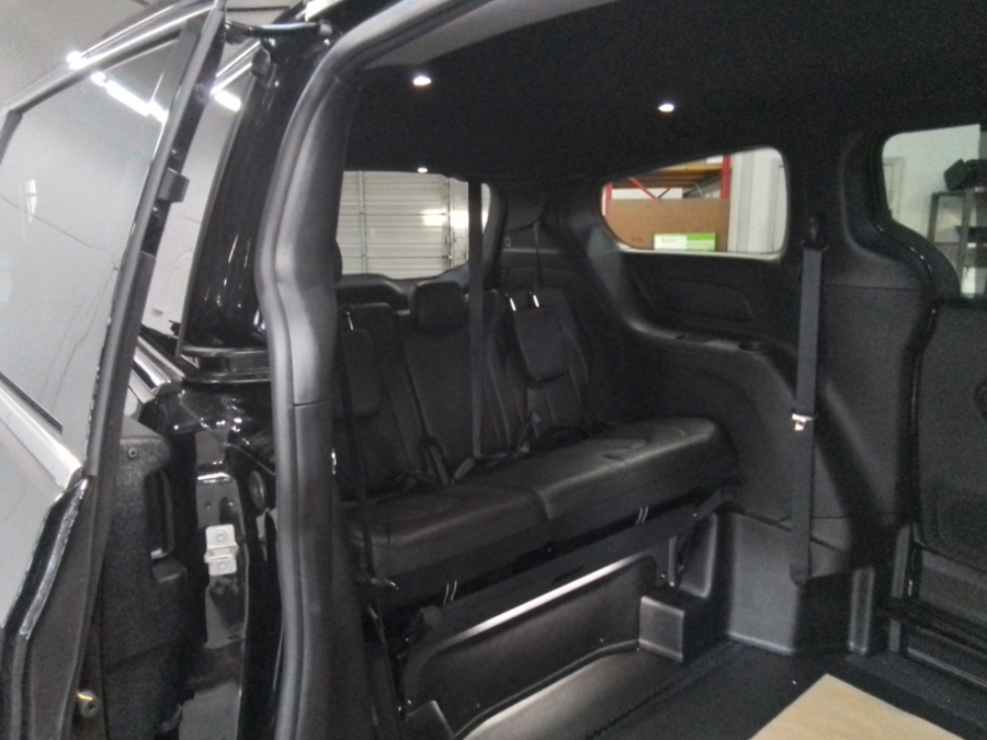 Black Chrysler Pacifica image number 41