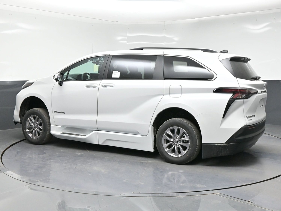 New 2026 Toyota Sienna Hybrid XLE Add - BraunAbility Side Entry Entry In Floor Automatic Ramp
