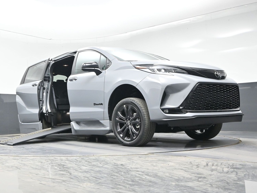 New 2026 Toyota Sienna Hybrid XSE Sport - BraunAbility Side Entry In Floor Automatic Ramp