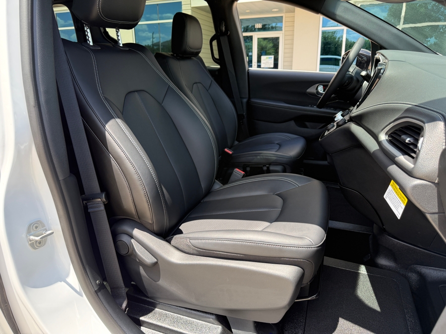 White Chrysler Pacifica image number 10