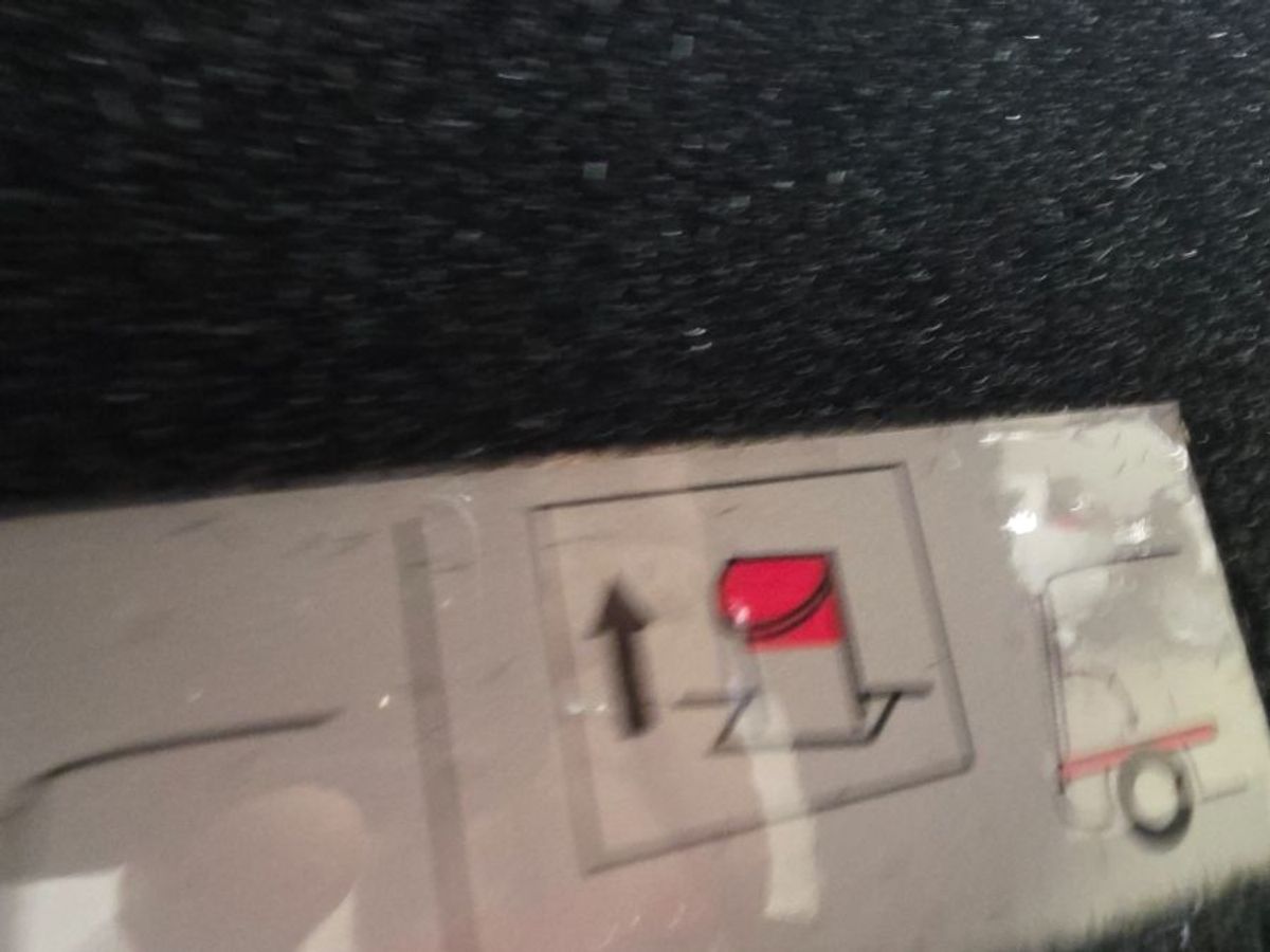 White Chrysler Voyager image number 17