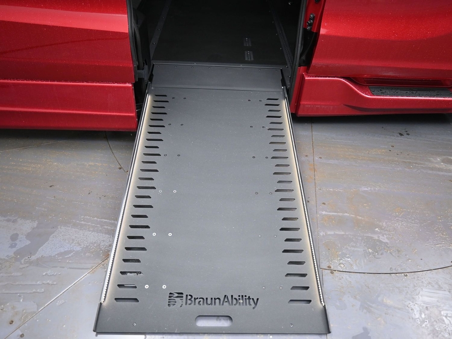 Red Honda Odyssey image number 6