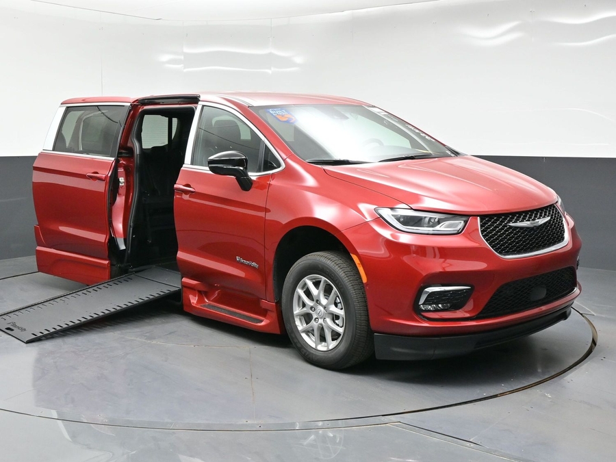 New 2026 Chrysler Pacifica Select Safety - BraunAbility Side Entry In Floor Automatic Ramp