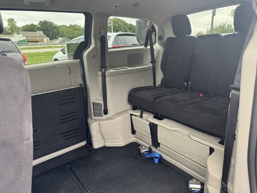 Blue Dodge Grand Caravan image number 1