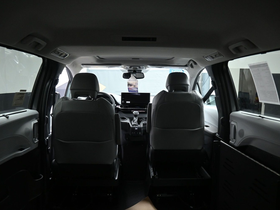 Grey Toyota Sienna image number 12
