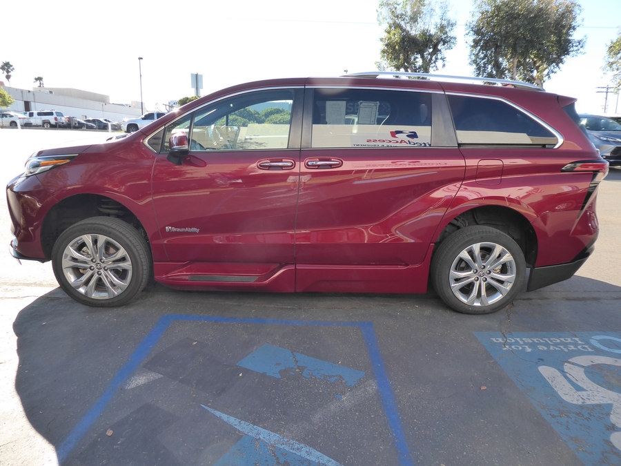Used 2024 Toyota Sienna Hybrid Platinum - BraunAbility Side Entry In Floor Automatic Ramp