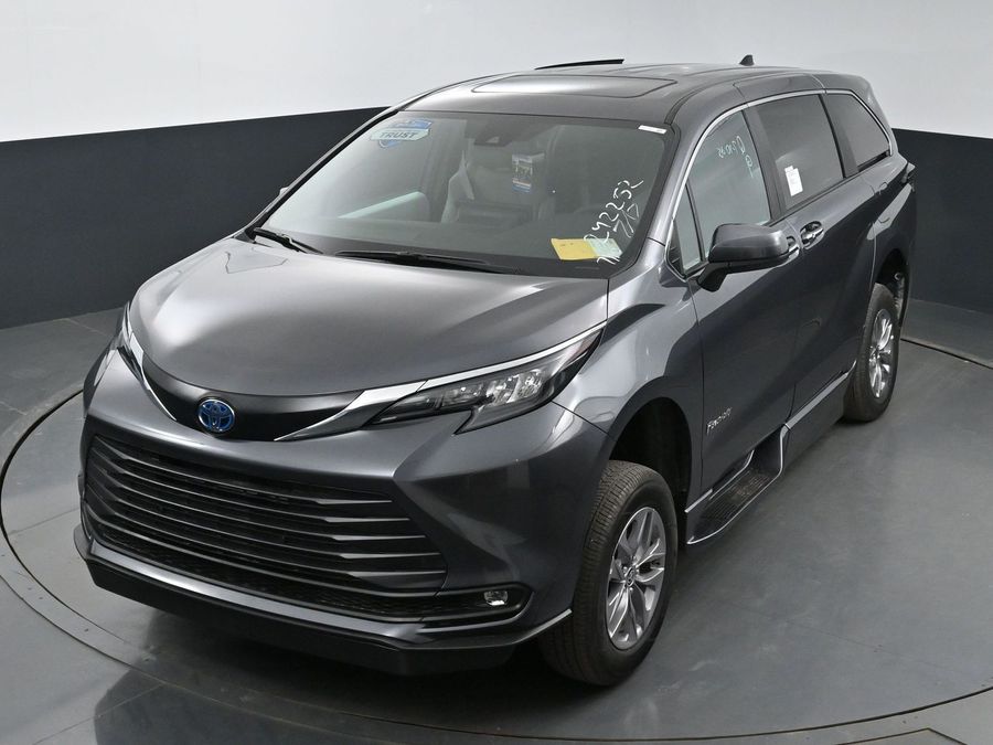 New 2025 Toyota Sienna Hybrid XLE Base - BraunAbility Side Entry Entry Fold Out Automatic Ramp
