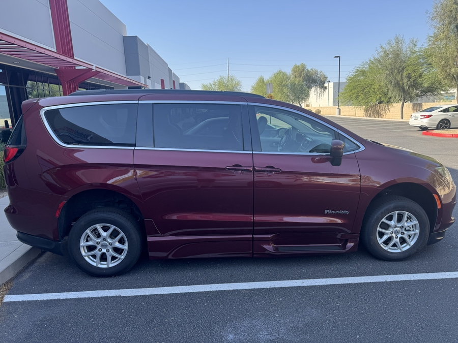 Used 2021 Chrysler Voyager LXi - BraunAbility Side Entry Fold Out Automatic Ramp
