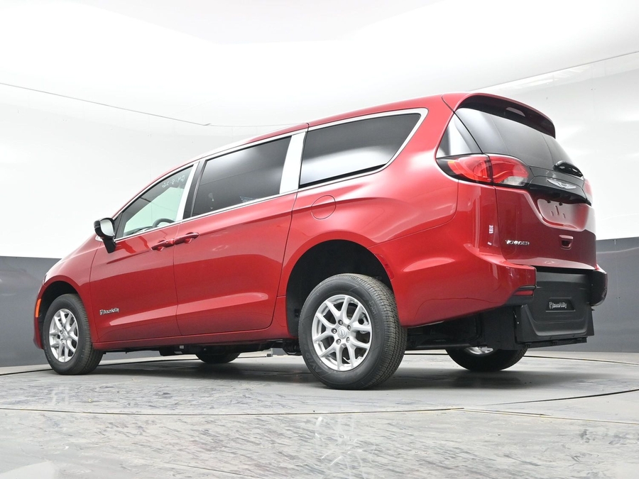 Red Chrysler Voyager image number 19