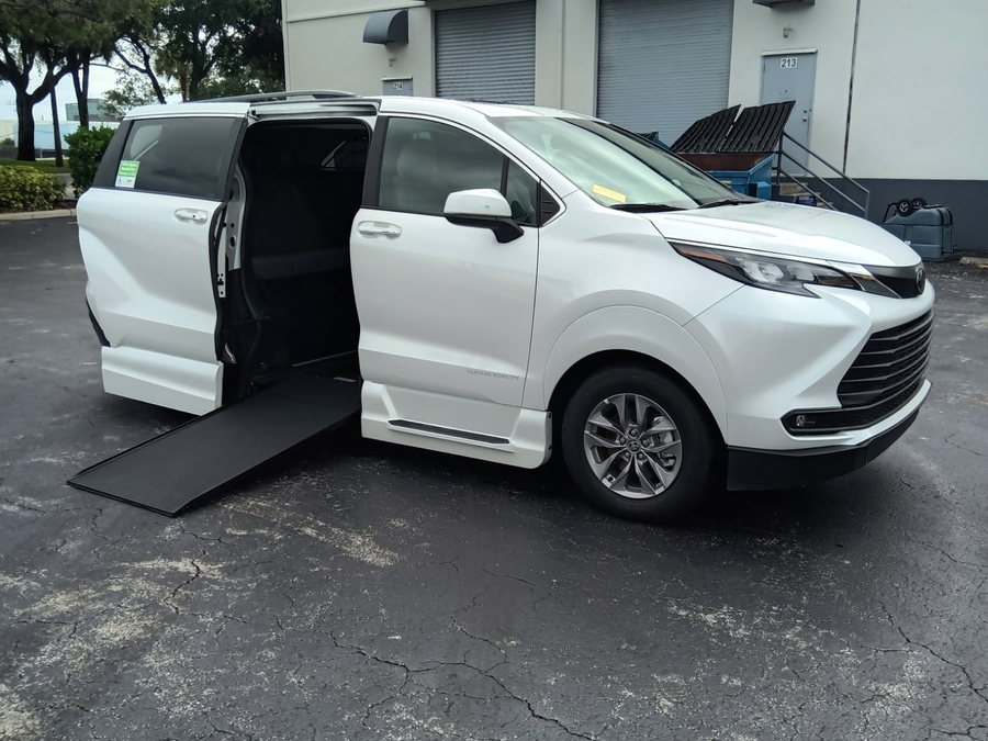 2026 Toyota Sienna XLE 7-Passenger Hybrid FWD's photo