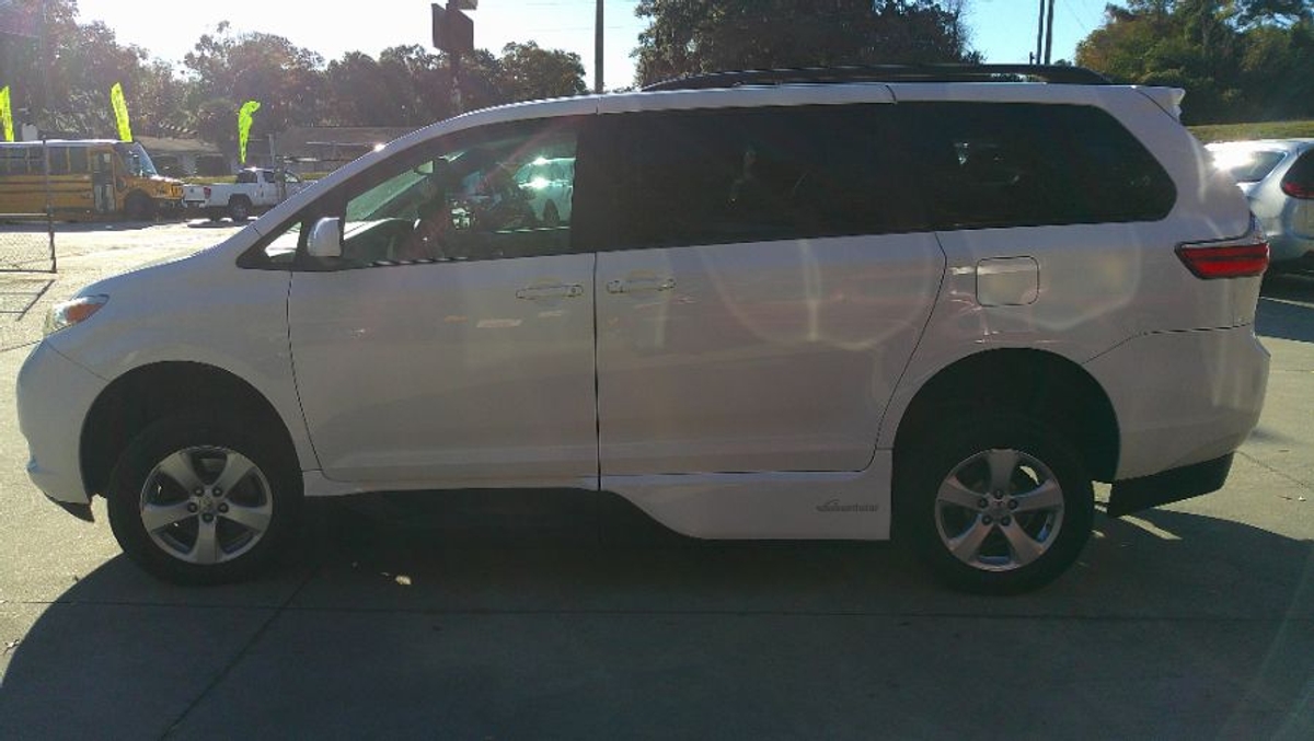 2017 TOYOTA SIENNA - Image 3